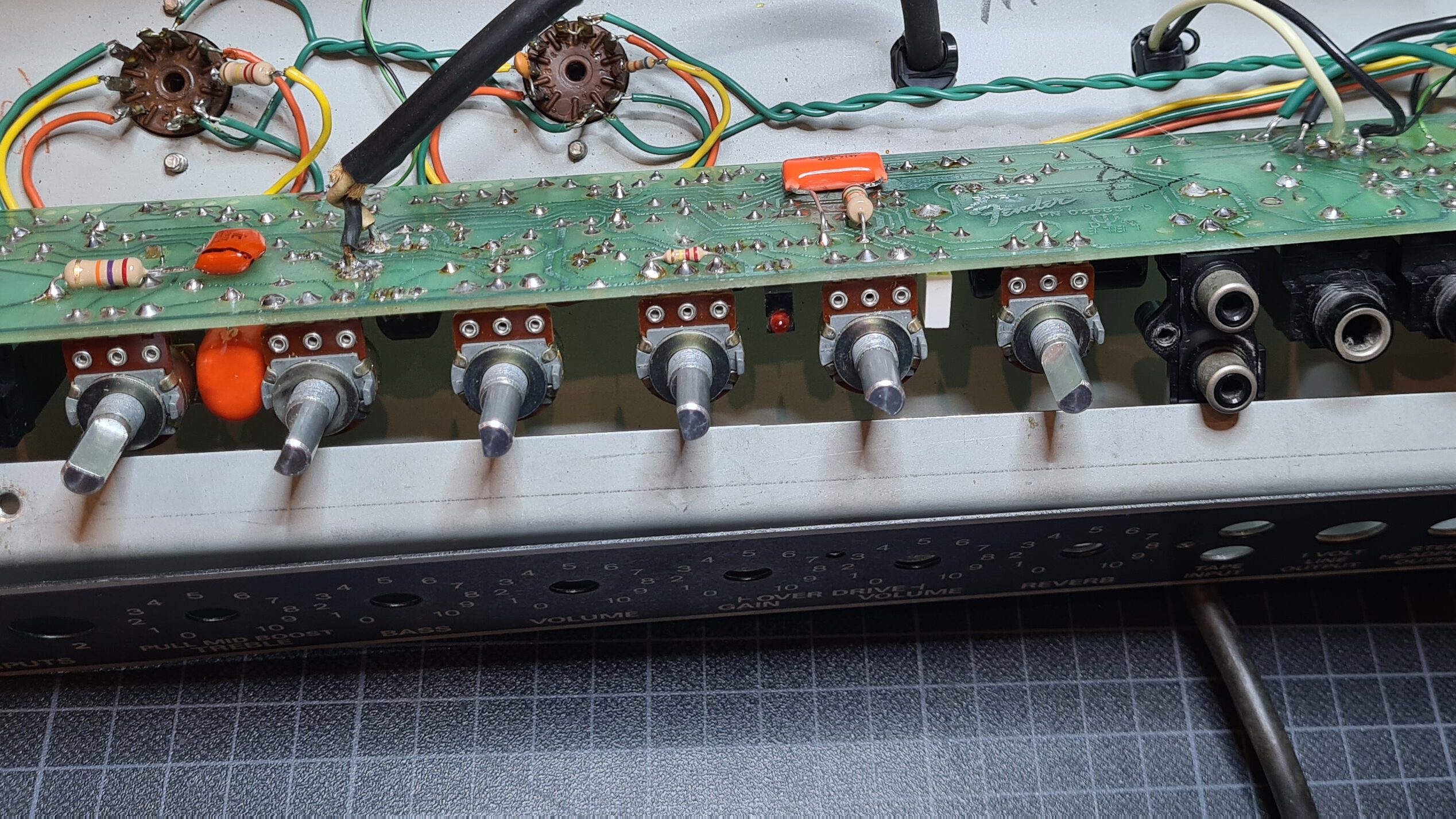 Innenleben des modifizierten Fender Champ12 mit Boutique-Bauteilen