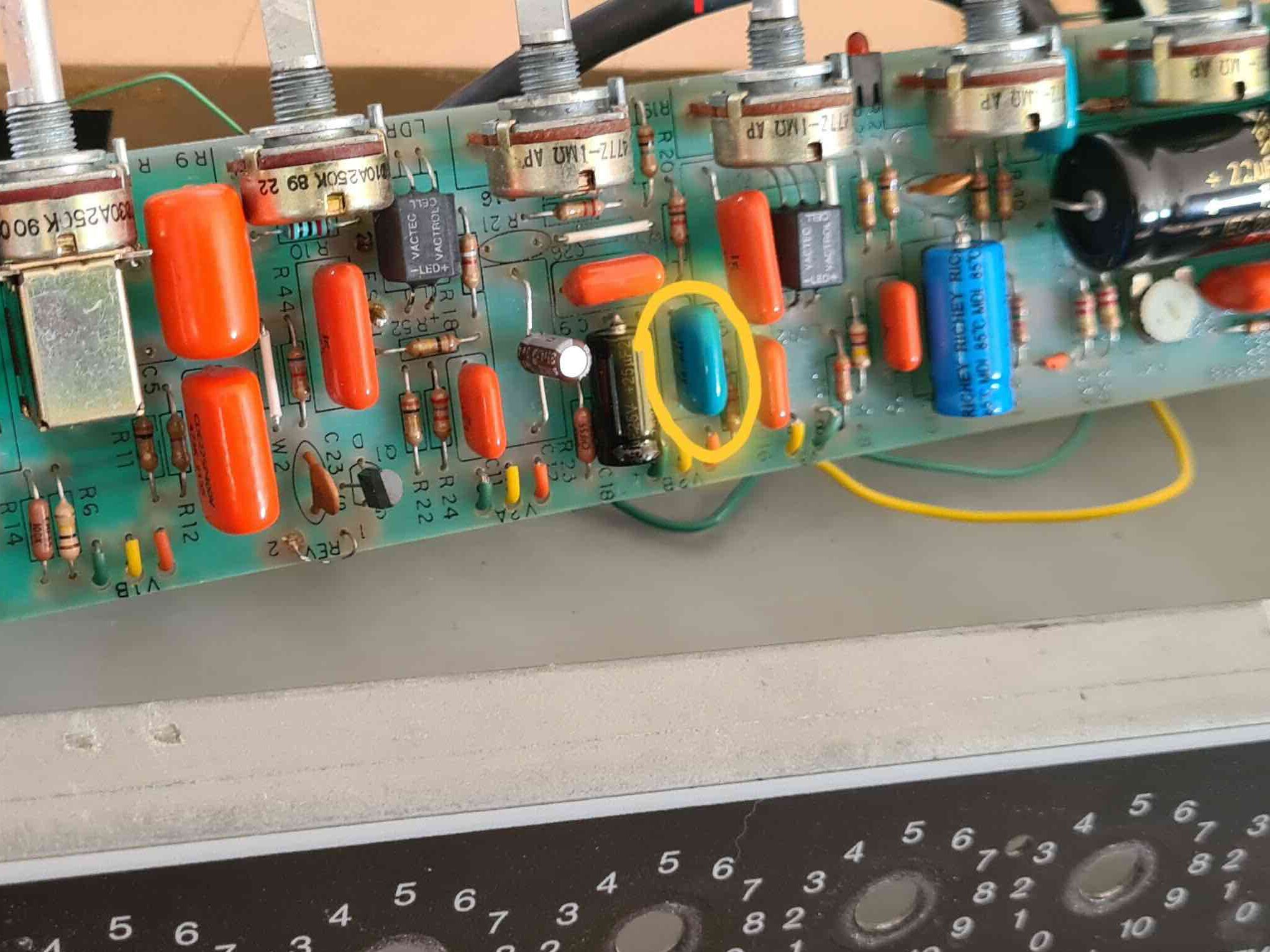 Innenleben des modifizierten Fender Champ12 mit Boutique-Bauteilen